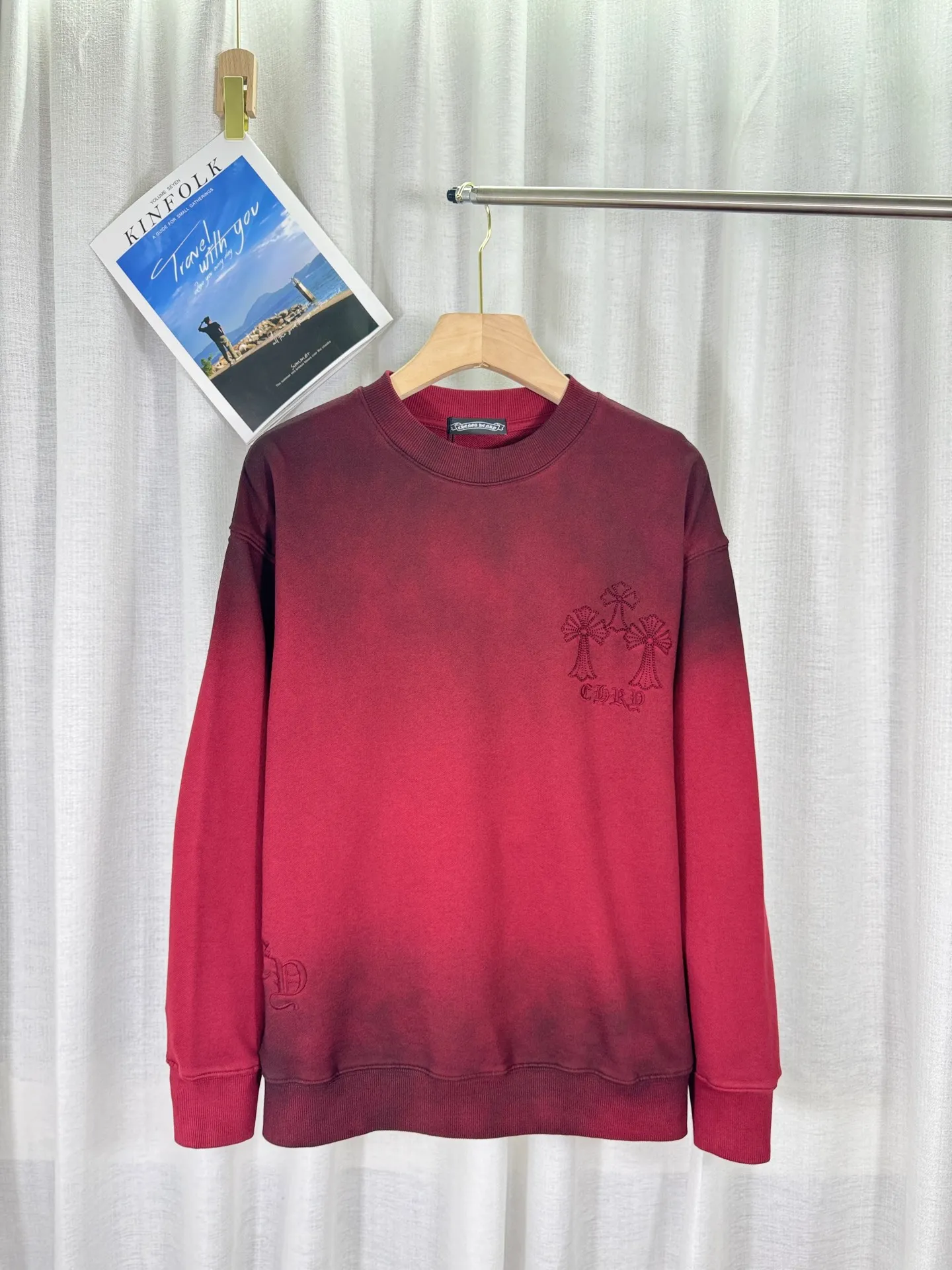 P260 top version, real shot without P, ​​different from market currency) 𝗖𝗵𝗿𝗼𝗺𝗲 𝗛𝗲𝗮𝗿𝘁𝘀/Cro Heart 2025 washed patch embroidery autumn and winter new original single counter American laser burnt 3D three-dimensional color embroidered couple casual sweatshirt 👑The highest version! Customized fabric 430g tripe terry fabric! American acid-washed and distressed original fabric laser burnt ✟appliqué embroidery and exquisite embroidery of letters! The best-selling model in the counter, very comfortable to wear. Accessories: original molded and authenticated collar label➕100% silk wash label. Genuine purchase-grade original hangtag➕matching hanging rope➕3D hanging beads➕original packaging bag. Craftsmanship: The original version has consistent wiring! The highest version of the armhole matching technique! Color: Red Black Size: S M L XL Style No.: 9309